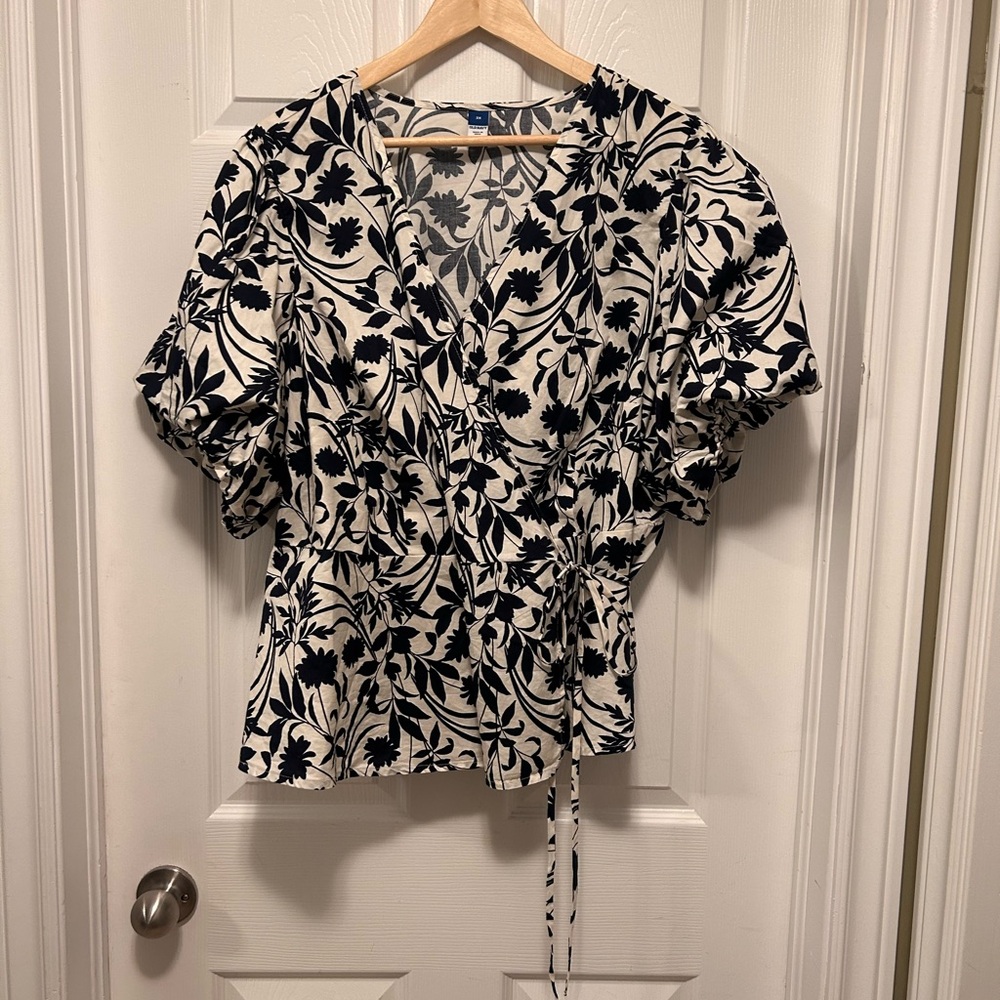 Old Navy Waist-Defined Puff-Sleeve Tie-Wrap Blouse,  Floral size 3XL.